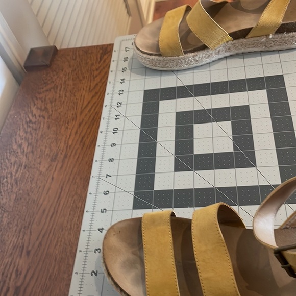 Universal Thread yellow platform sandals. - Picture 3 of 8